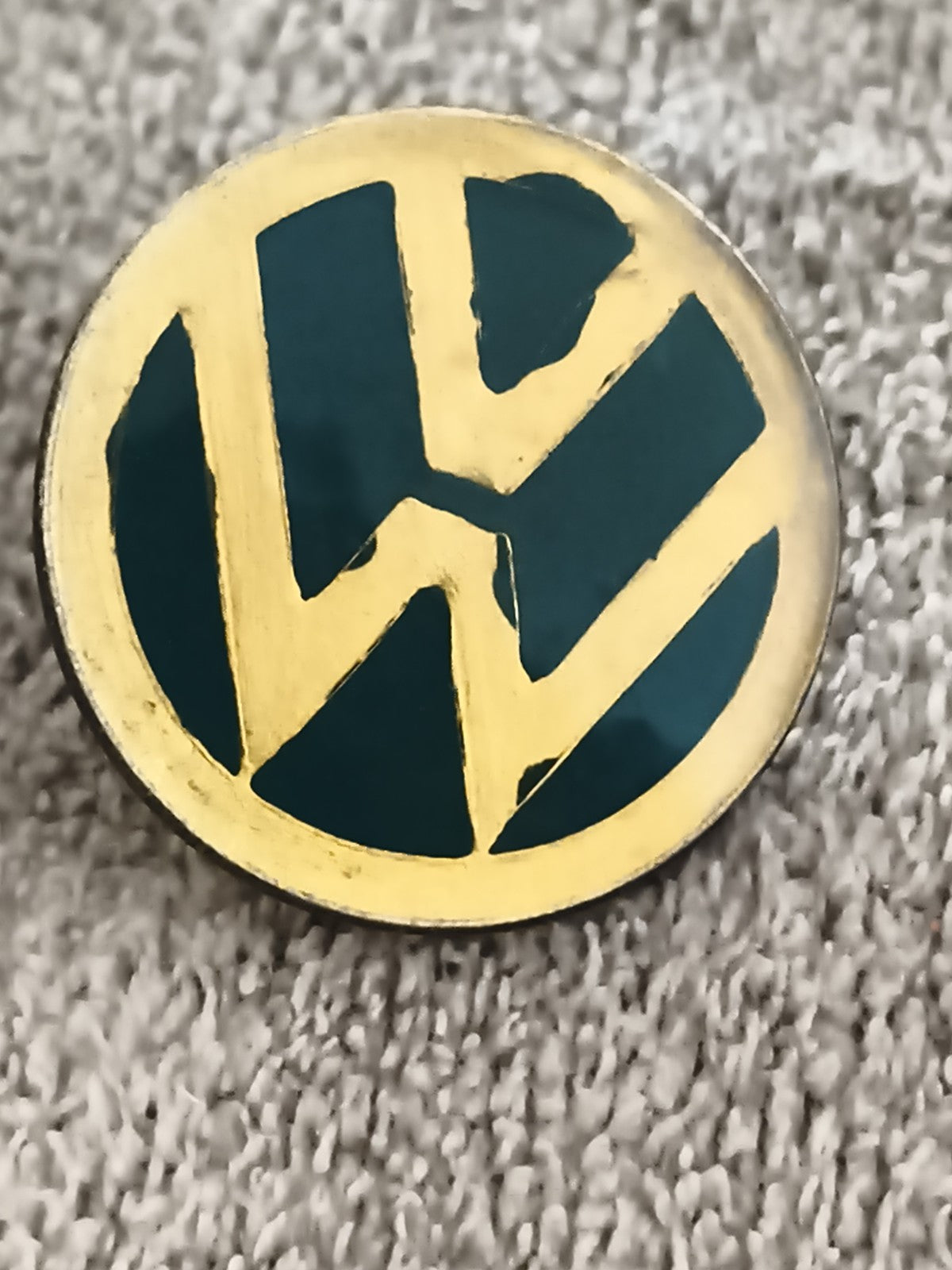 Pin's vintage rond VW Volkswagen doré vert émaillé badge rétro (Ref 5)