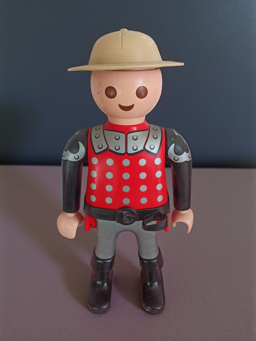Figurine Playmobil Jumbo XXL articulée rouge casque beige jouet d’occasion