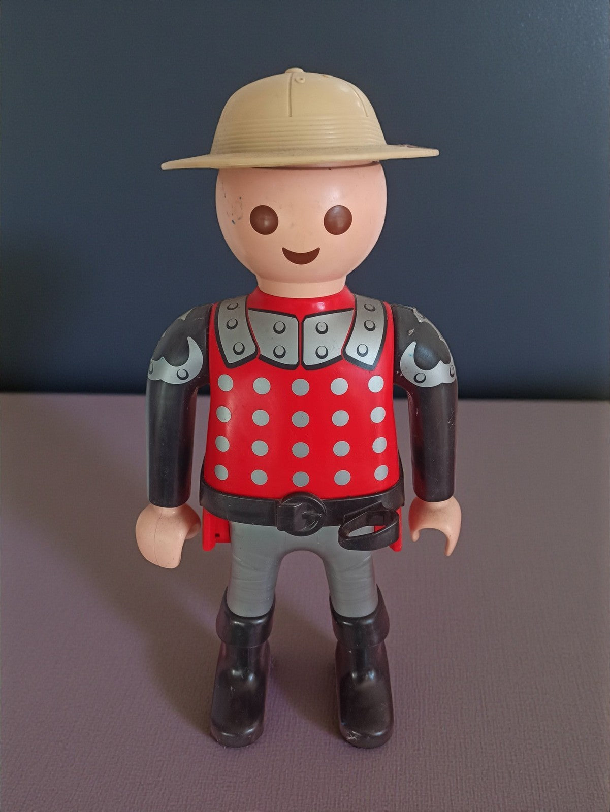 Figurine Playmobil Jumbo XXL articulée rouge casque beige jouet d’occasion