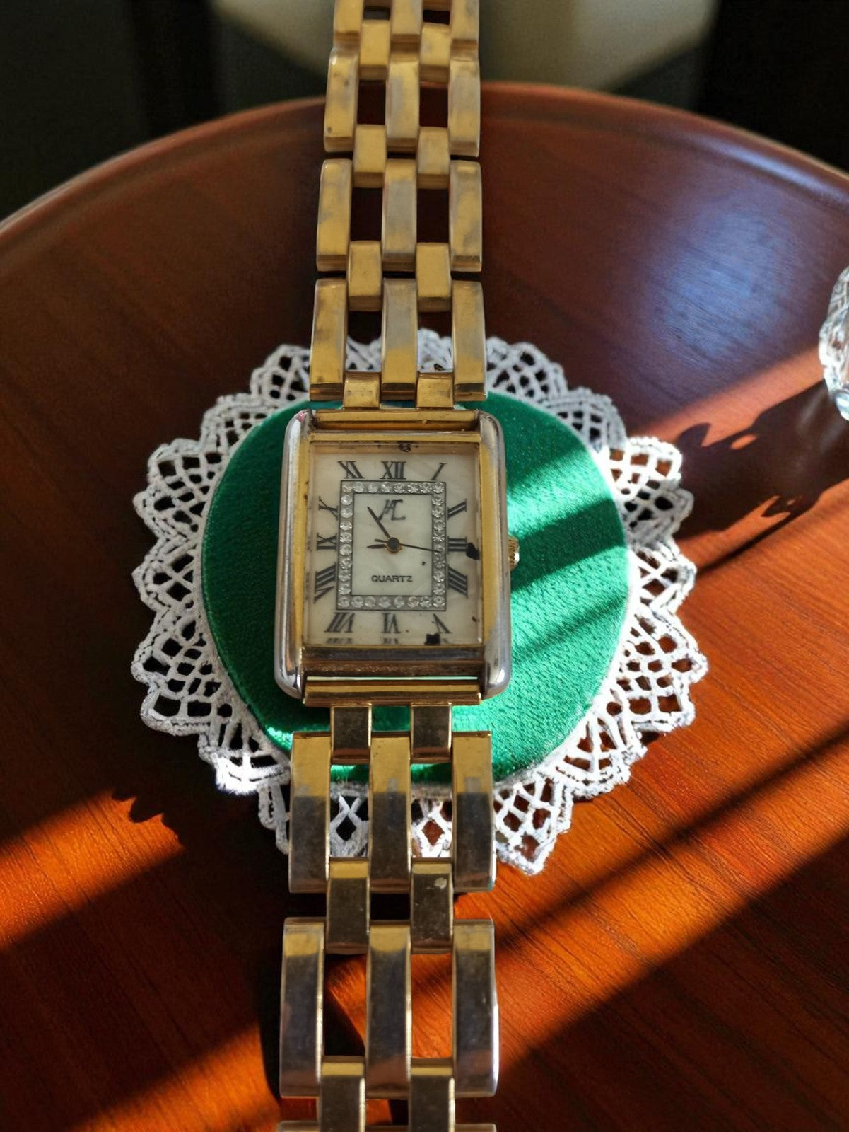 Montre femme vintage dorée, nacre et strass - Marque Ancienne