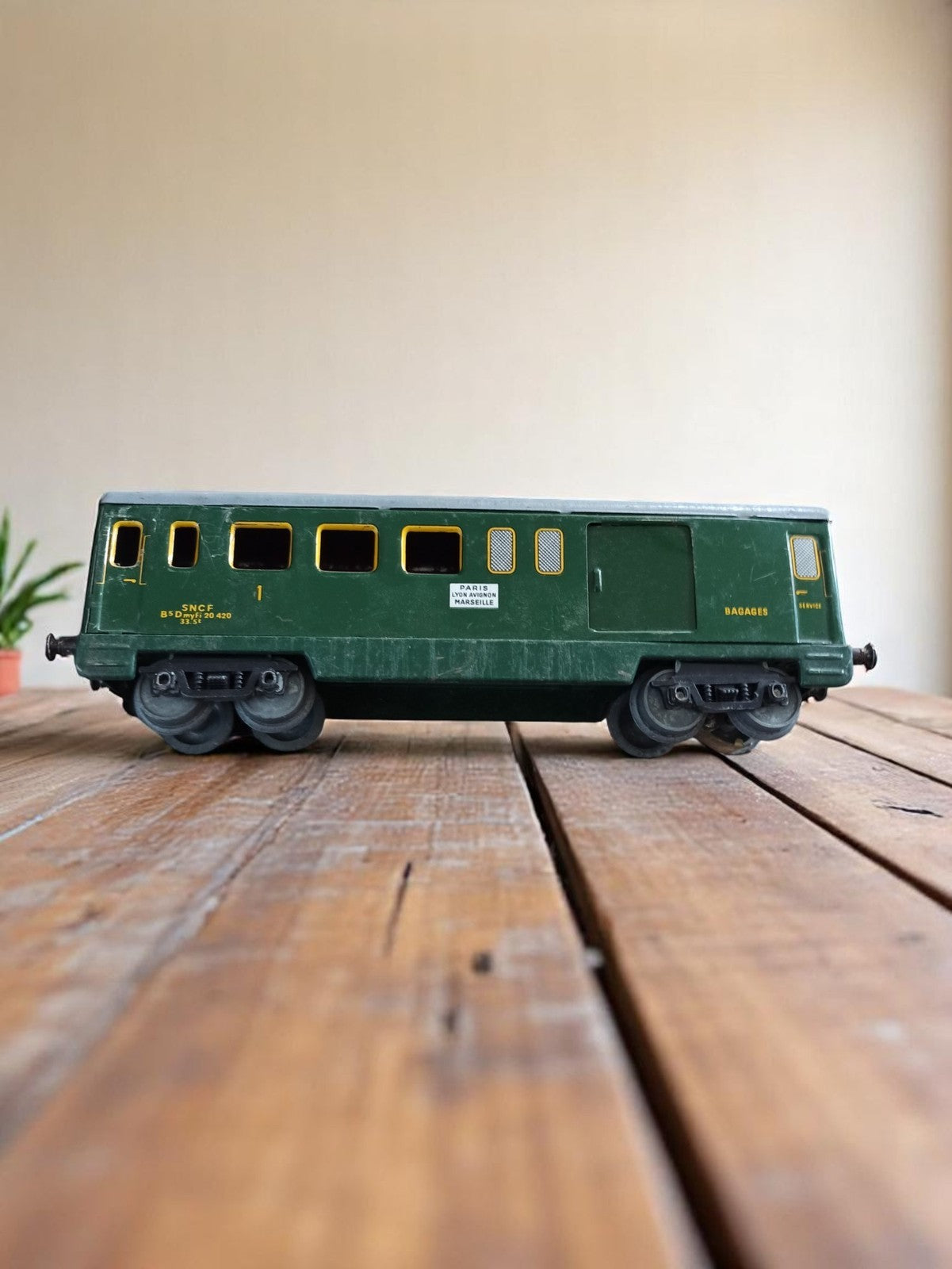 Wagon SNCF en tôle vert vintage Paris-Marseille bagages train jouet ancien
