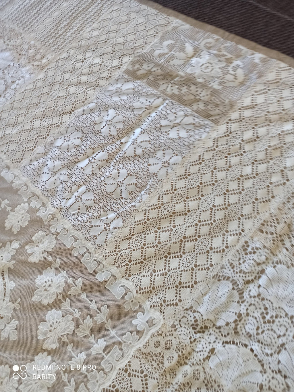 Tapis brodé dentelle motifs anges religieux XIXe décor floral 210x190 cm