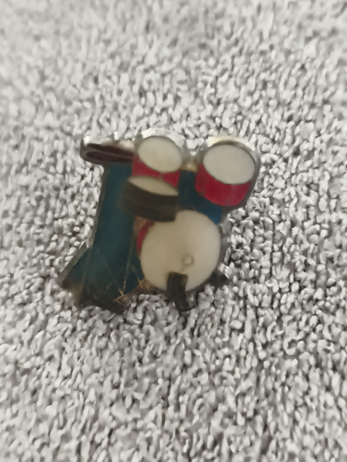 Pin's vintage batterie émaillée, motif batteur, années 80-90, (Ref 5)