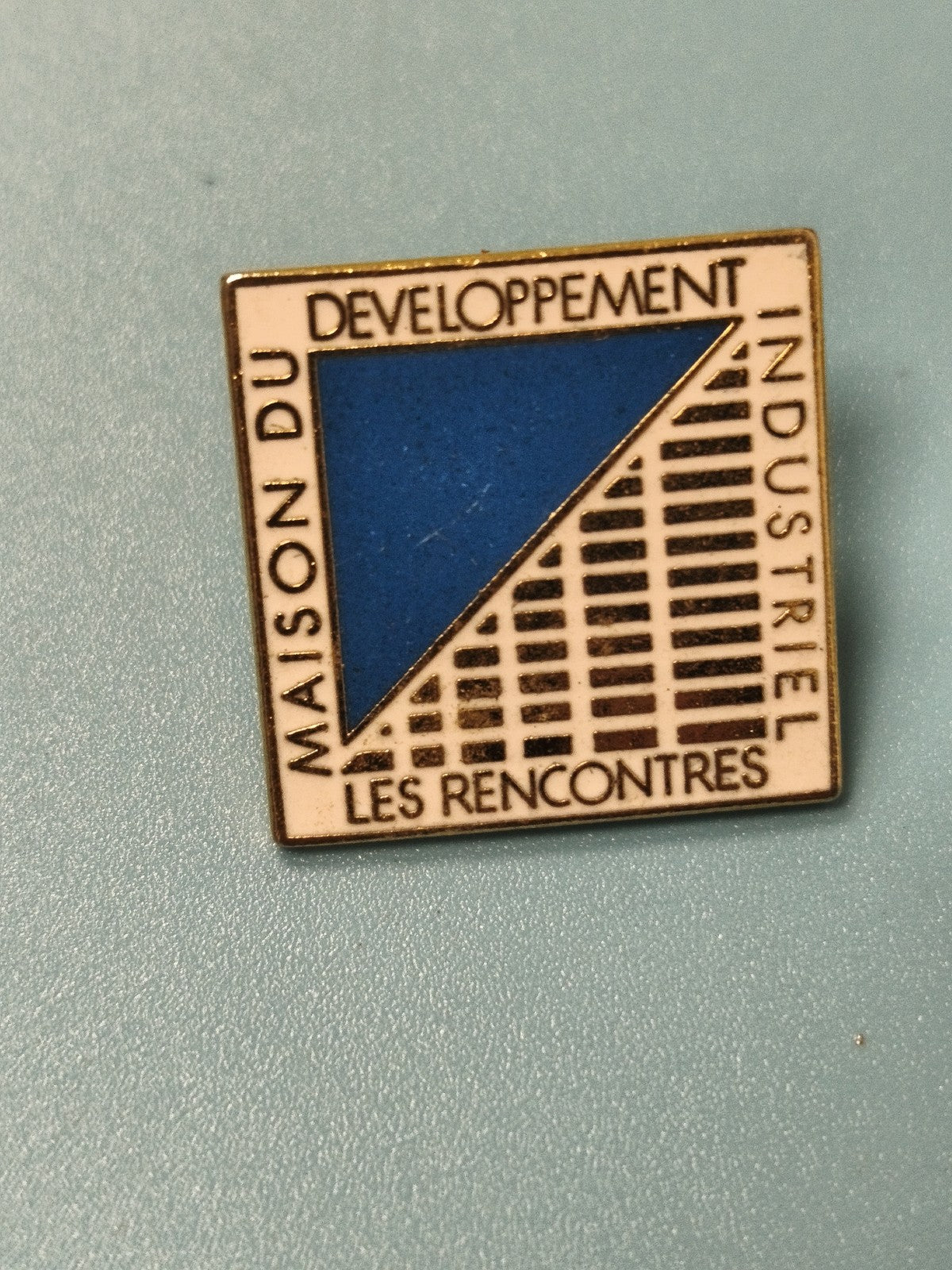 Pin's vintage Maison du Développement Industriel carré bleu et blanc (Ref 14)