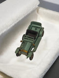 Voiture miniature ancienne vintage vert rétro, modèle ancien, véhicule jouet déc