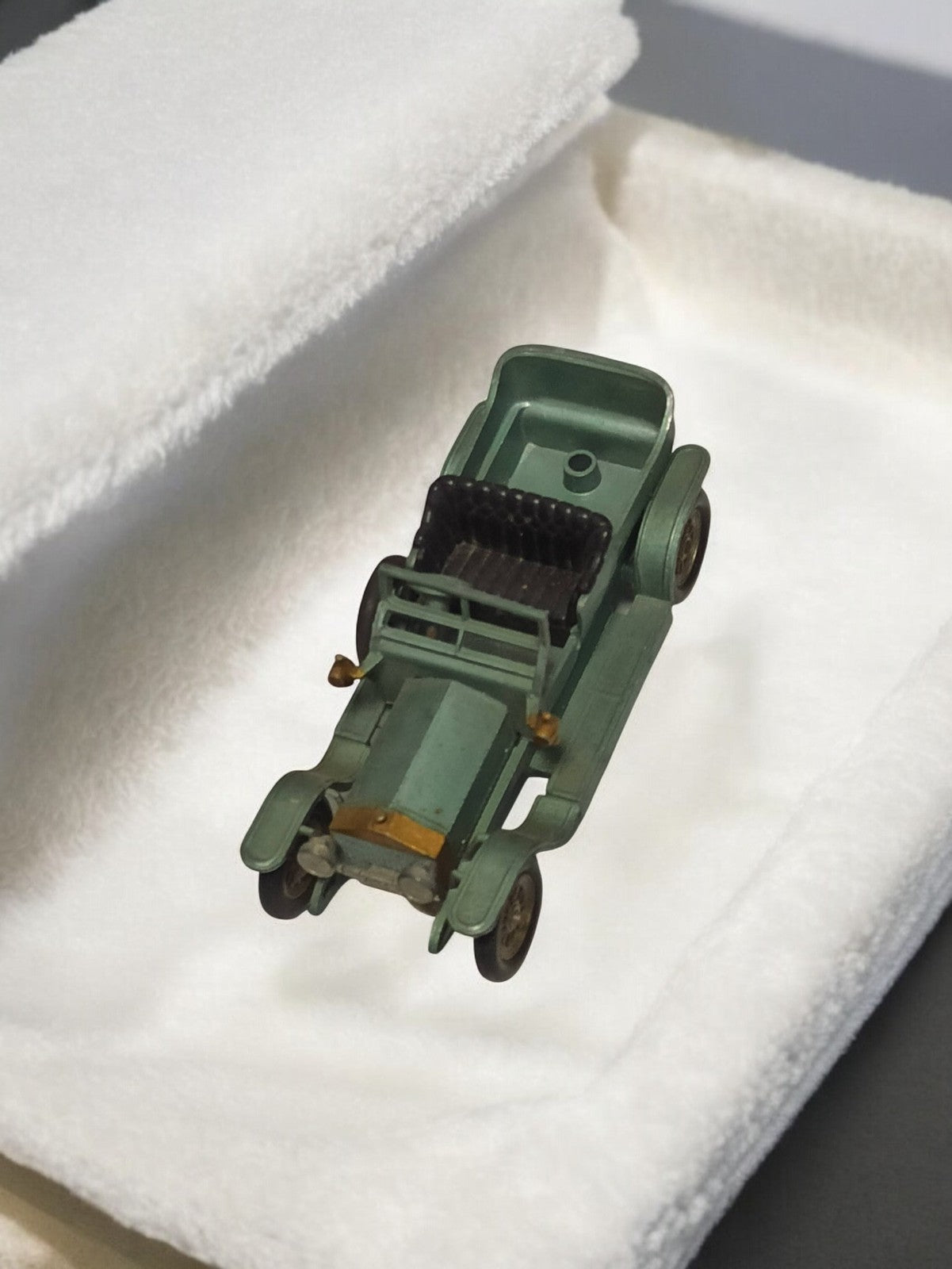 Voiture miniature ancienne vintage vert rétro, modèle ancien, véhicule jouet déc