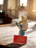 Pin's vintage Quick pin-up femme blonde tablier bleu – badge rétro restaurant
