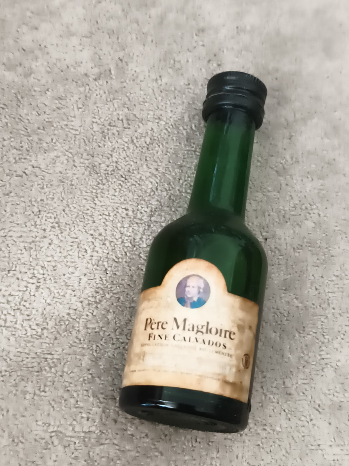 Mini-bouteille alcool Père Magloire Calvados, étiquette usée, partiellement remp