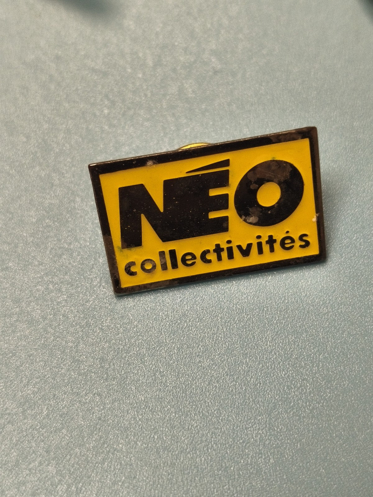 Pin's vintage NÉO collectivités jaune noir rectangulaire ancien collection