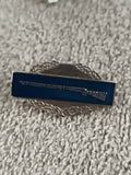 Pin's ancien insigne fusil fond bleu, style militaire vintage (Ref 11)