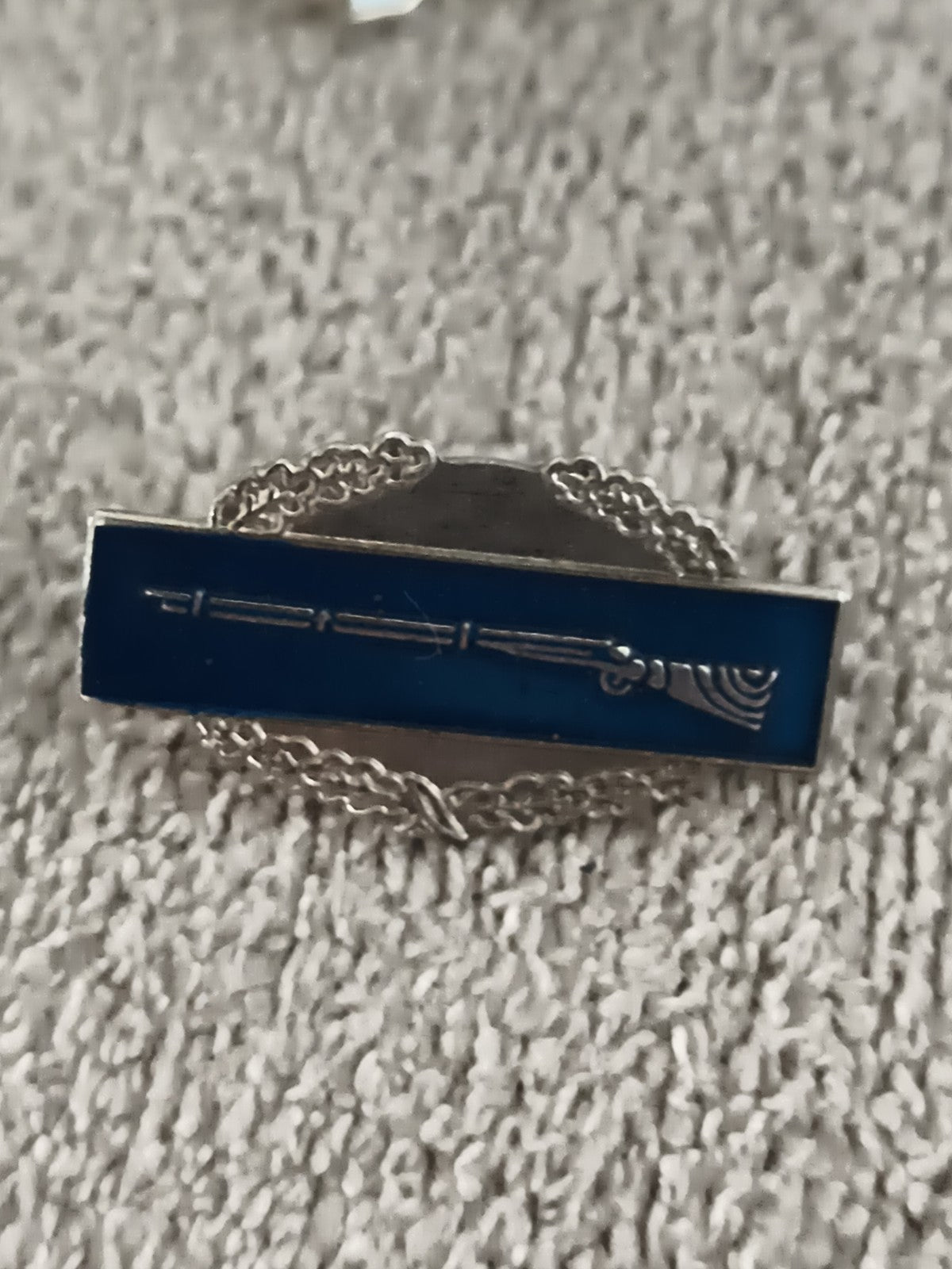 Pin's ancien insigne fusil fond bleu, style militaire vintage (Ref 11)