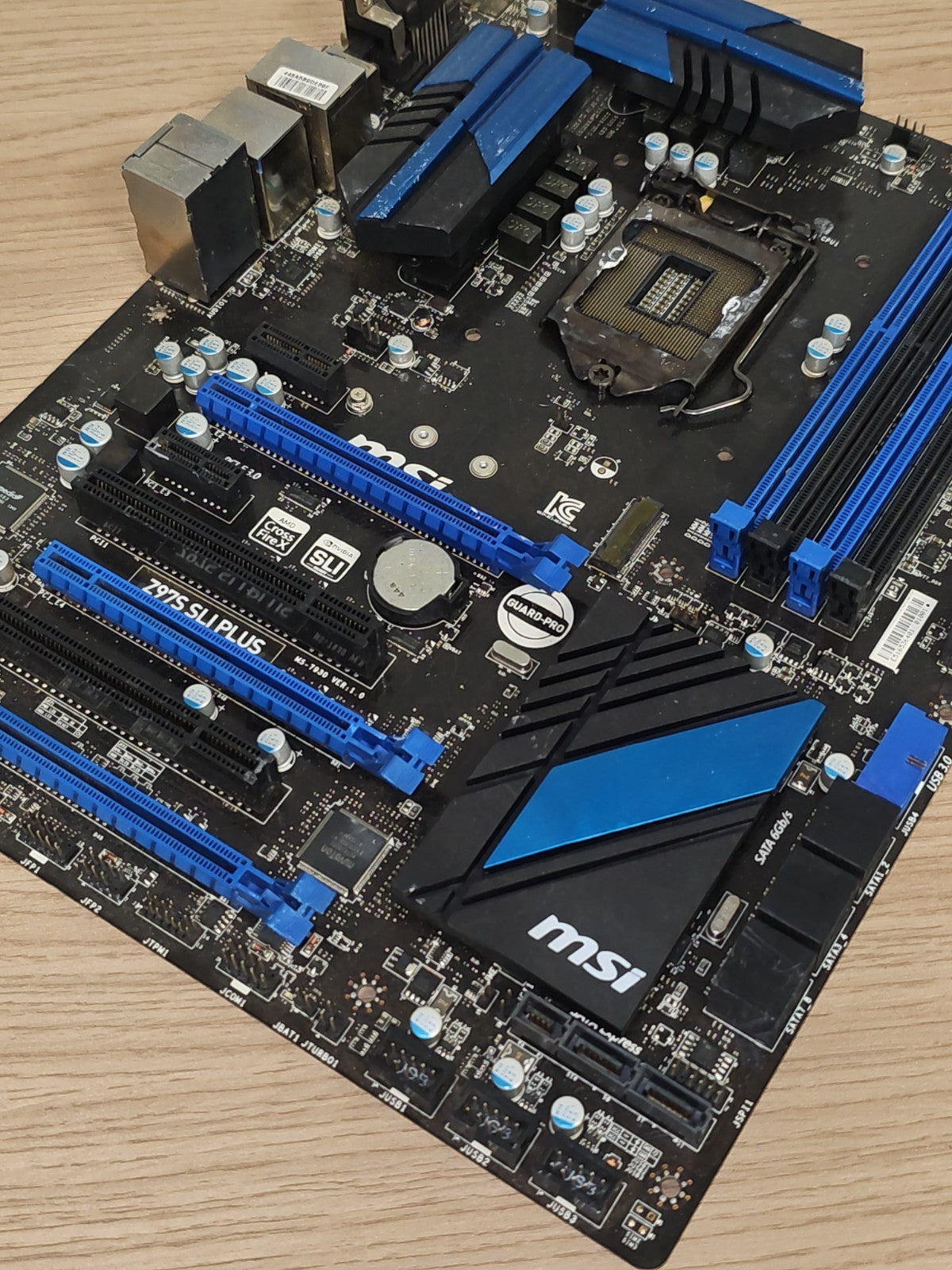 Carte mère MSI Z77 ? Socket LGA 1155 ? DDR3 ? ATX ? Non testée