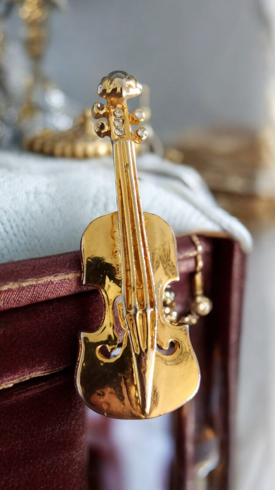 Broche violon dorée vintage, strass, bijou raffiné ancien, épingle costume