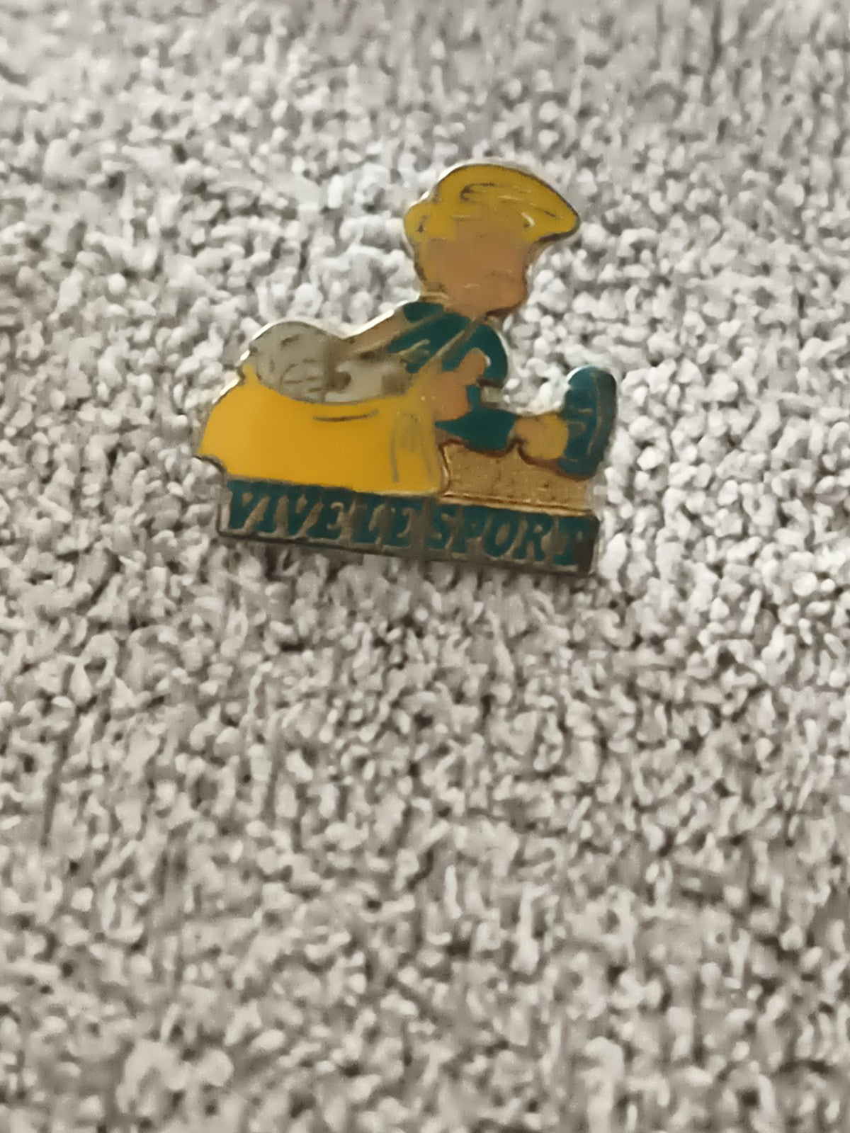 Pin's vintage "Vive le sport" personnage enfant, badge rétro sport (Ref 7)