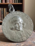 Médaille vintage en métal de Saint Vianney