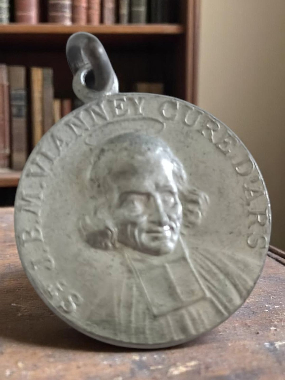 Médaille vintage en métal de Saint Vianney