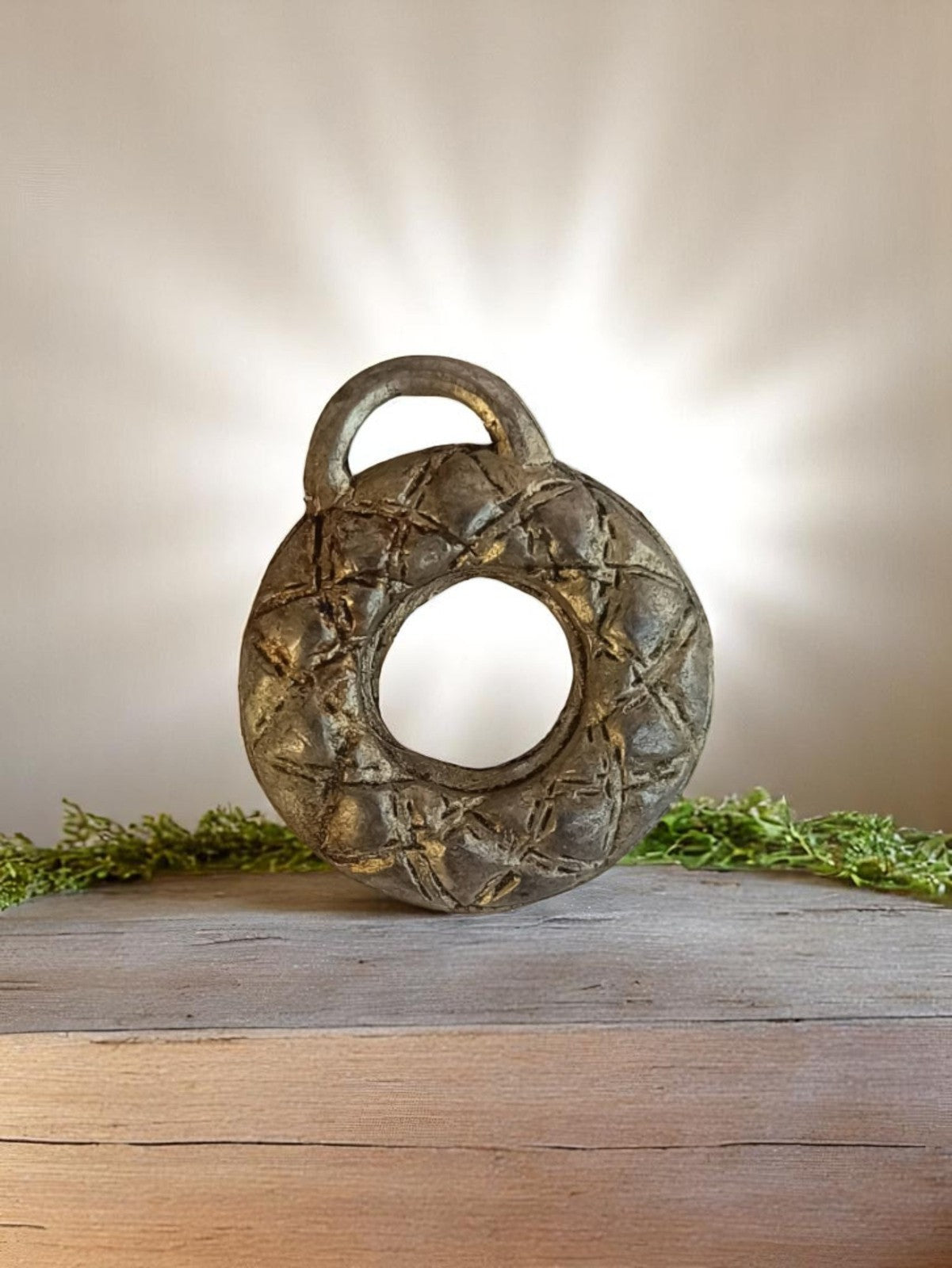 Pendentif vintage rond ajouré en métal années 50, style artisanal