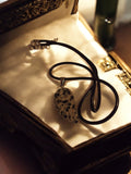 Collier pendentif aile pierre naturelle noir blanc style bohème marque Inconnu