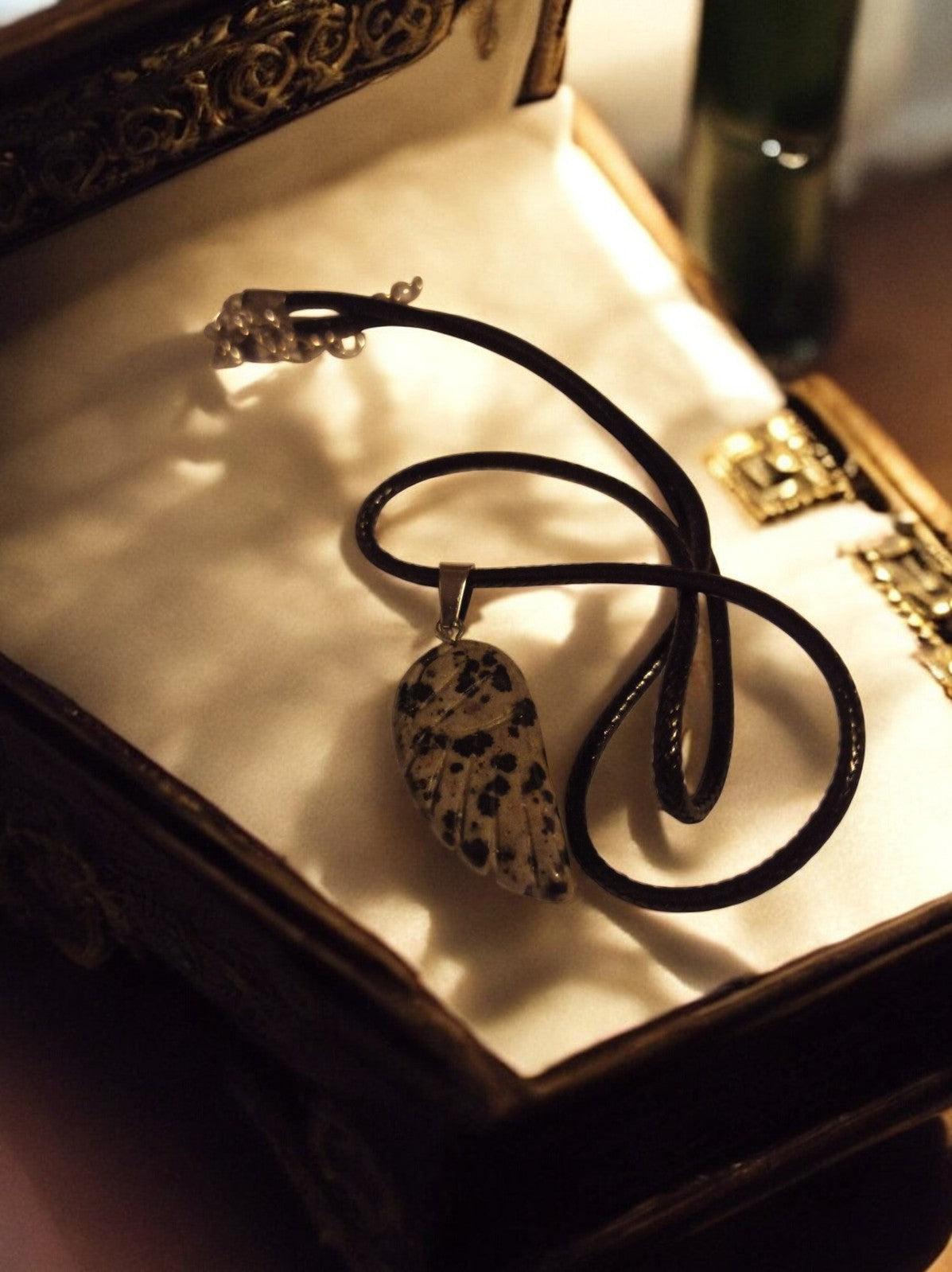 Collier pendentif aile pierre naturelle noir blanc style bohème marque Inconnu