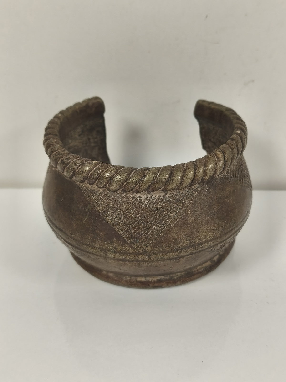Bracelet africain bronze large, motifs géométriques, jonc ouvert ethnique