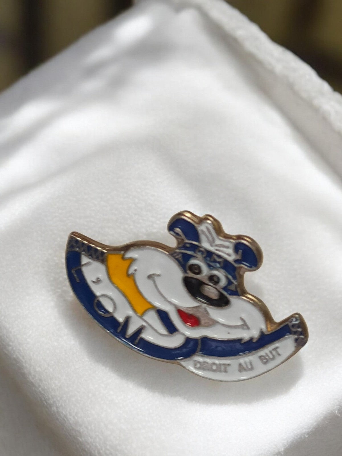 Pin's vintage OM mascotte bleu blanc Droit au but badge Olympique Marseille