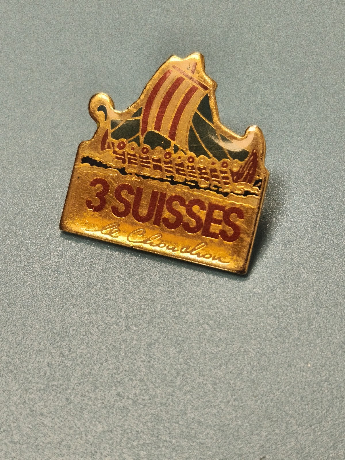 Vintage pin's 3 Suisses viking doré collection rétro ancien badge