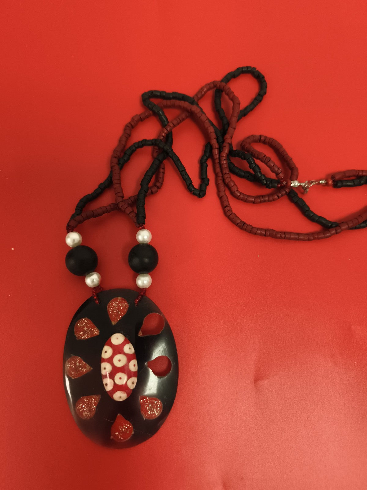 Collier vintage pendentif ovale noir rouge perles fantaisie deadstock