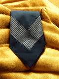 Cravate vintage en soie bleu motif géométrique chevron élégant homme