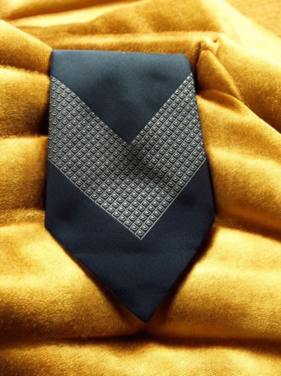 Cravate vintage en soie bleu motif géométrique chevron élégant homme