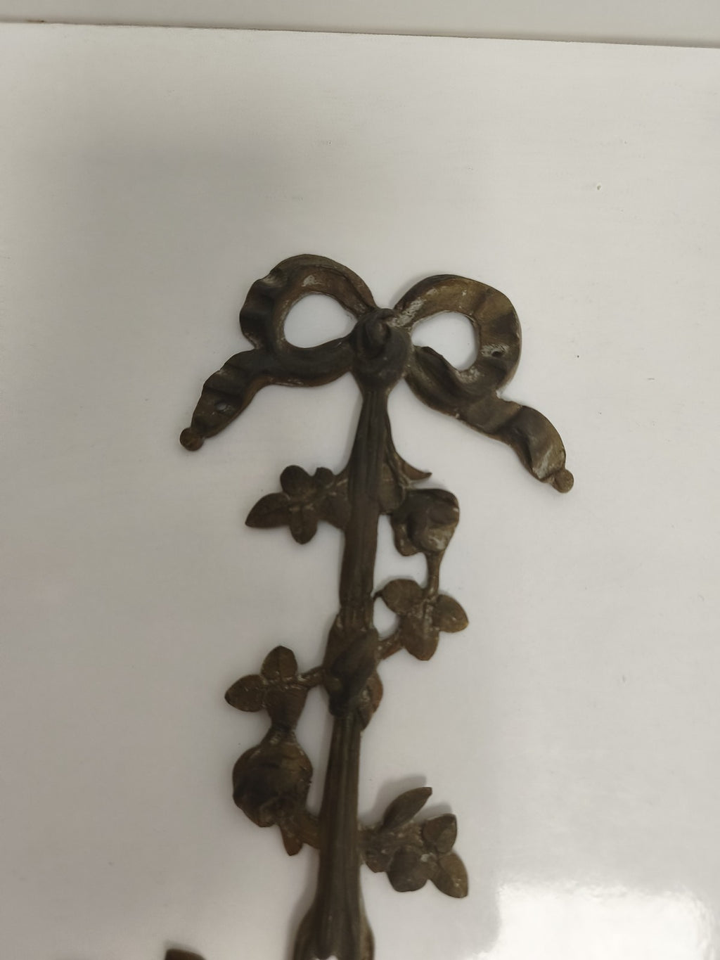 Ancien ornement bronze panier fleurs style Louis XVI déco applique ruban