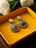 Boucles d?oreilles vintage fantaisie dorées, médaillon fleuri, attaches manquant