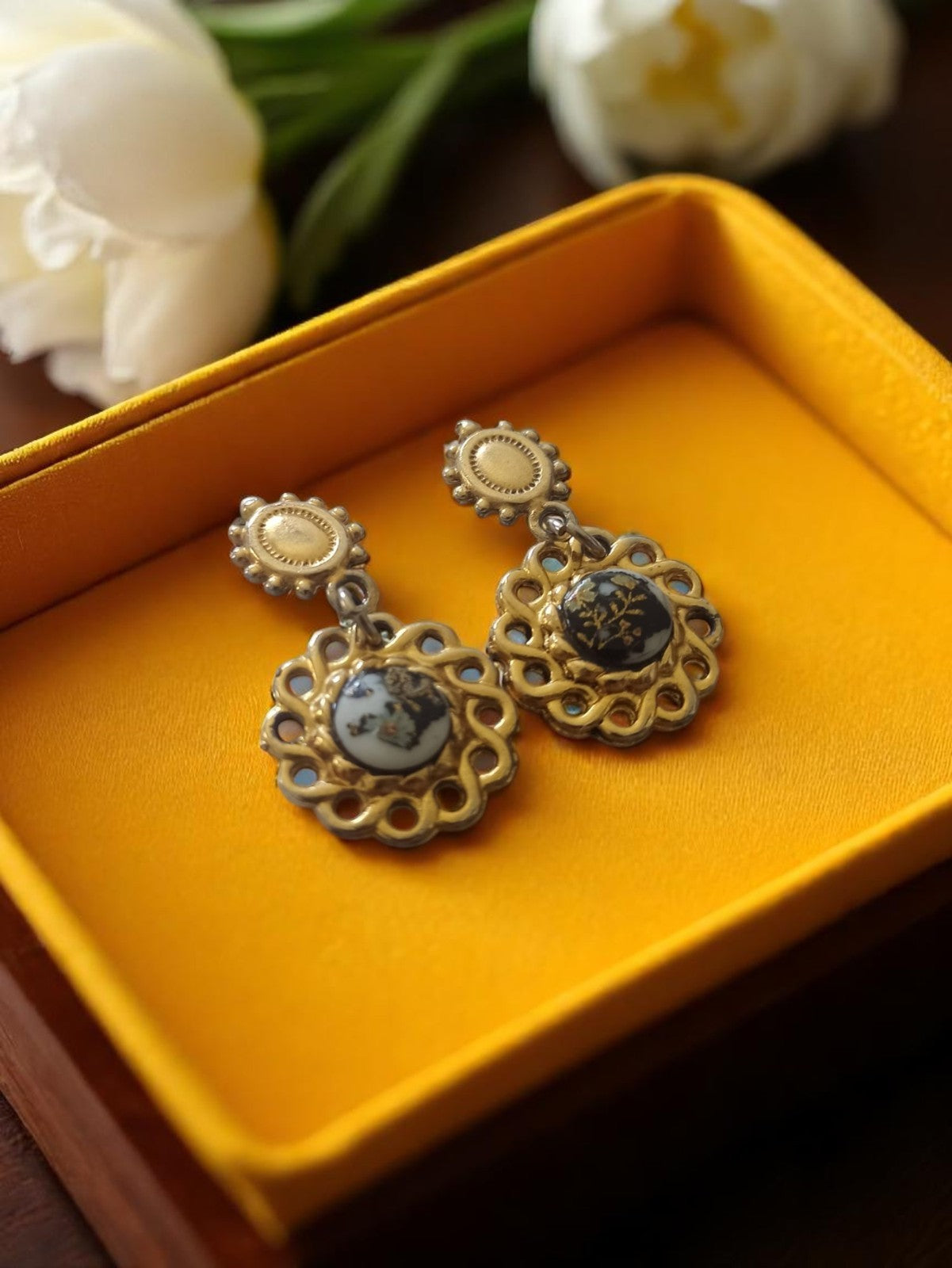 Boucles d?oreilles vintage fantaisie dorées, médaillon fleuri, attaches manquant