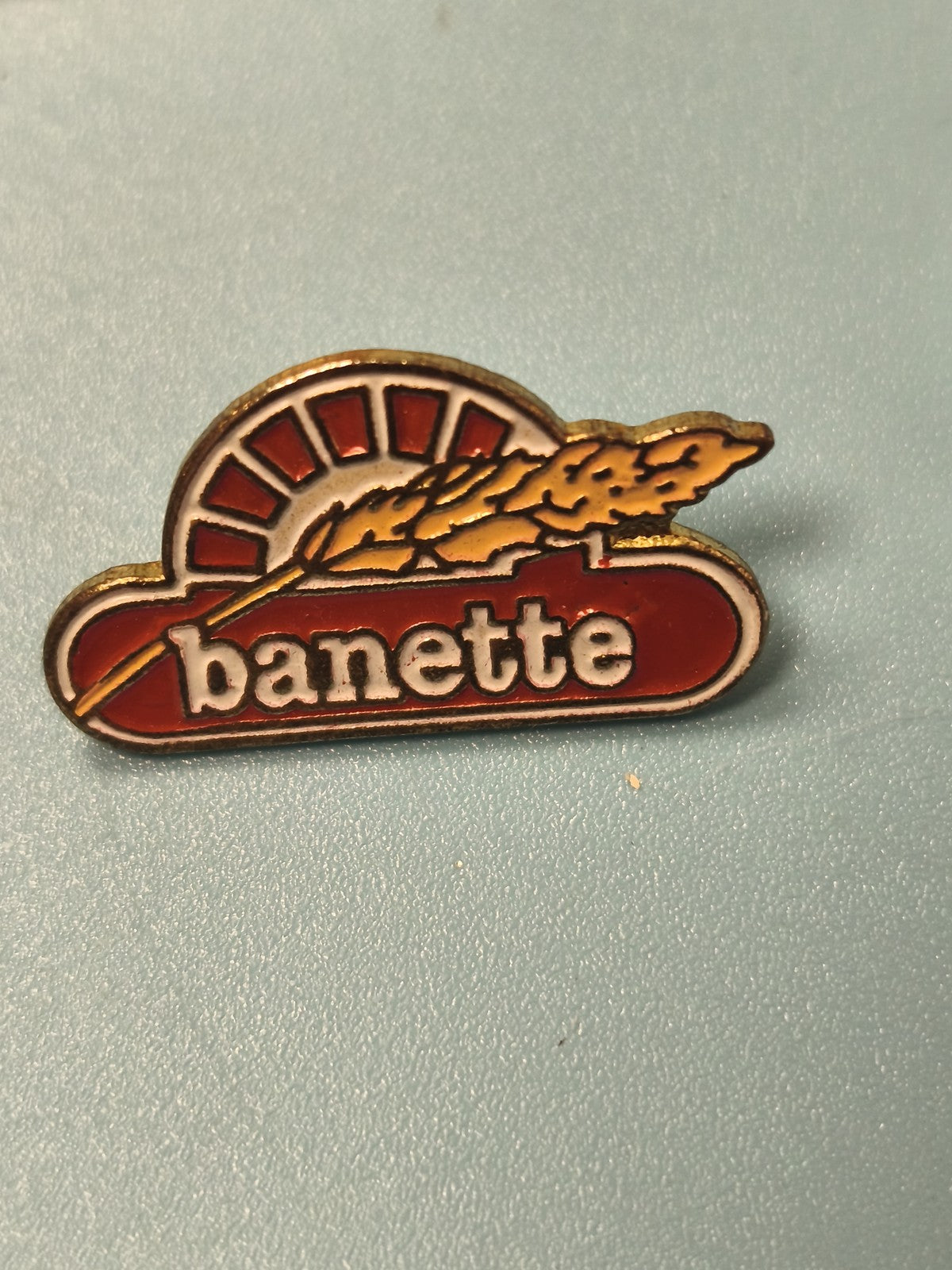 Vintage pin's Banette boulangerie épi de blé émaillé rouge jaune collection