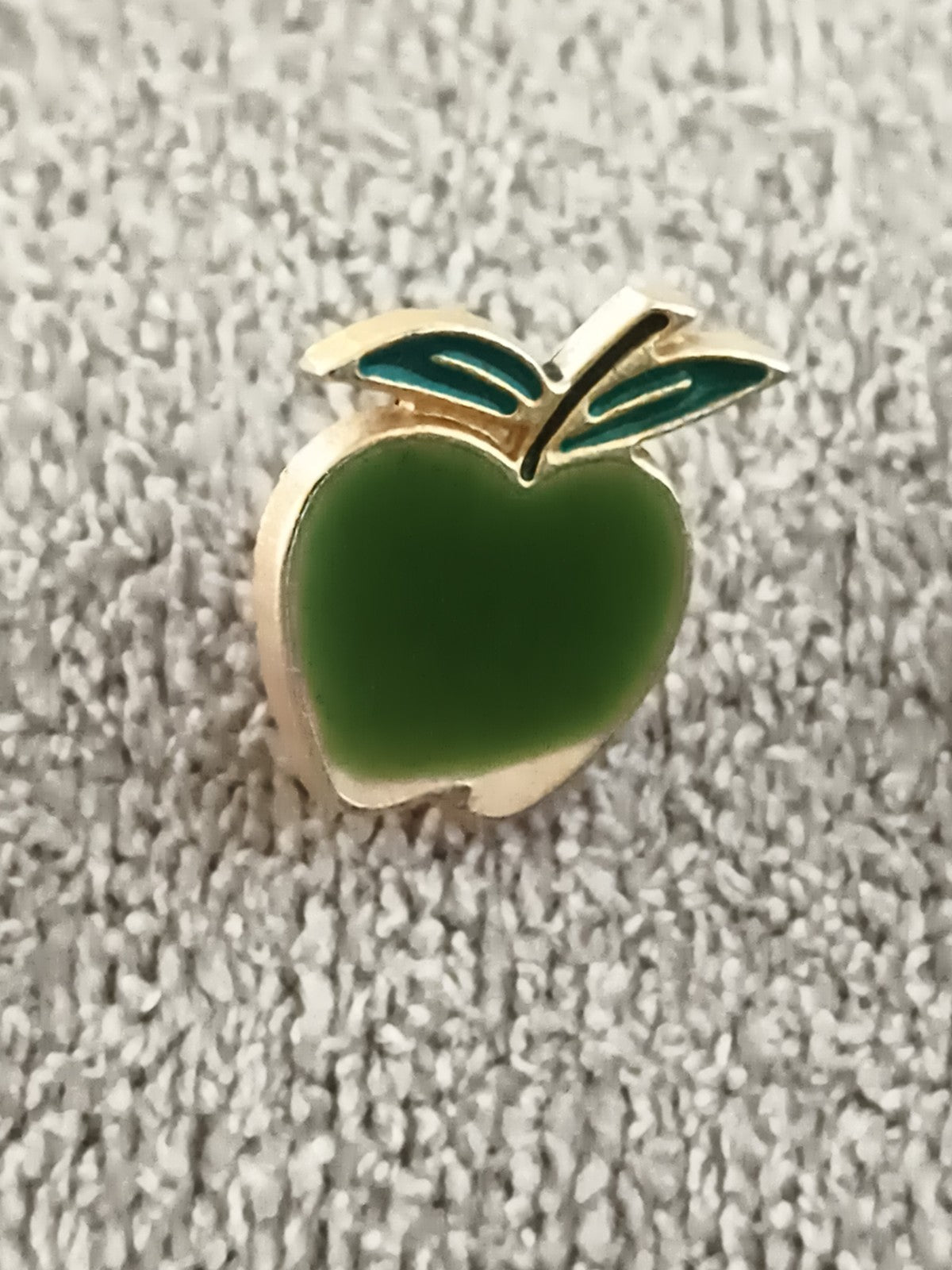 Pin's vintage pomme verte émaillée, finition dorée, badge rétro (Ref 9)