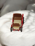 Véhicule miniature ancien, voiture rétro vintage, sièges marron, roues noires