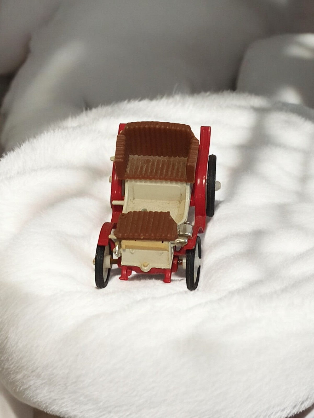 Véhicule miniature ancien, voiture rétro vintage, sièges marron, roues noires
