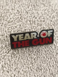 Pin's vintage "Year of the Gun" noir rouge blanc badge années 90 (Ref 4)