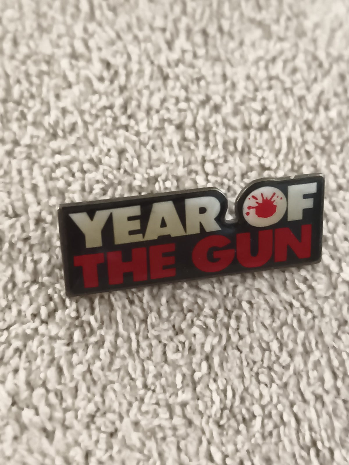 Pin's vintage "Year of the Gun" noir rouge blanc badge années 90 (Ref 4)