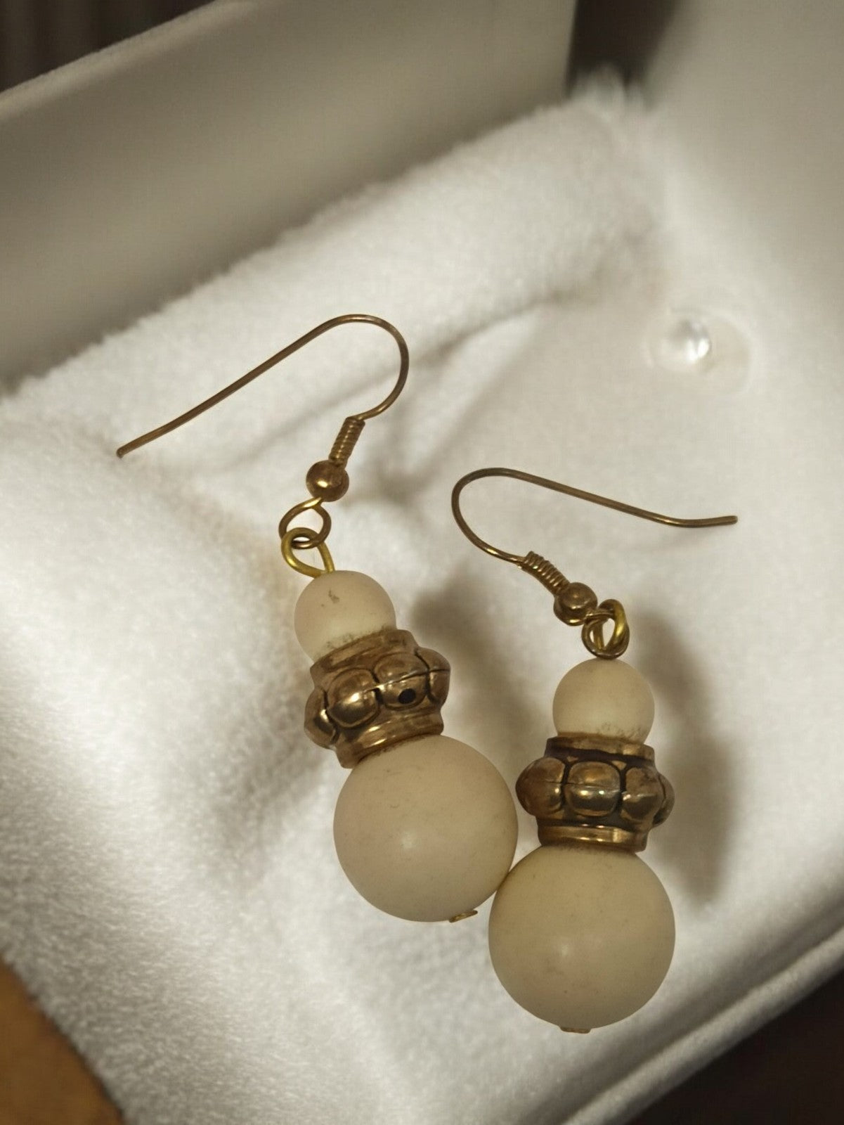 Paire boucles d’oreilles vintage perles blanches style rétro ancien fantaisie