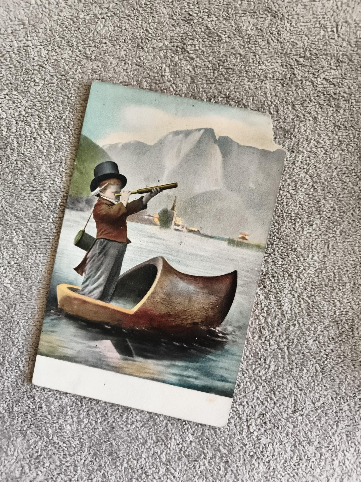 CPA illustrée homme chapeau haut-de-forme canot montagne lac paysage