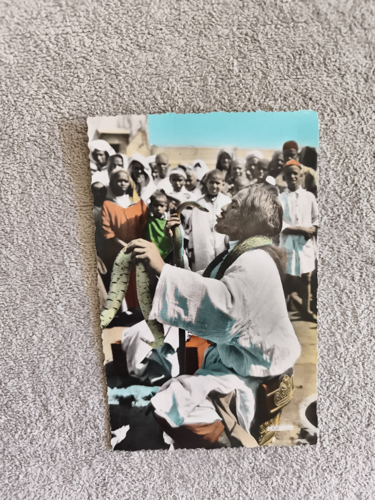 Carte postale CPA charmeur de serpents scène orientale colorisée