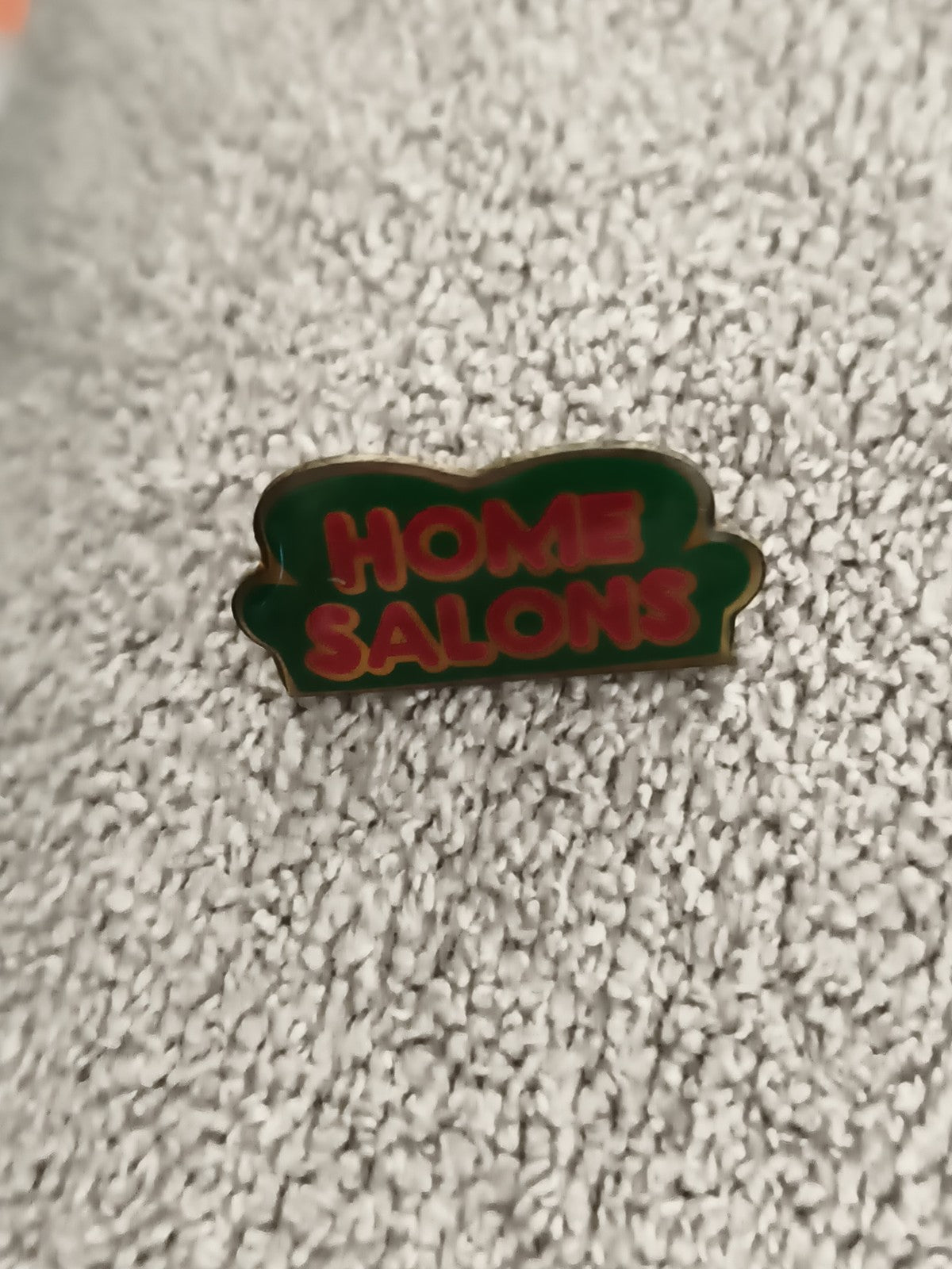 Pin's vintage HOME SALONS vert rouge, badge publicitaire rétro (Ref 2)