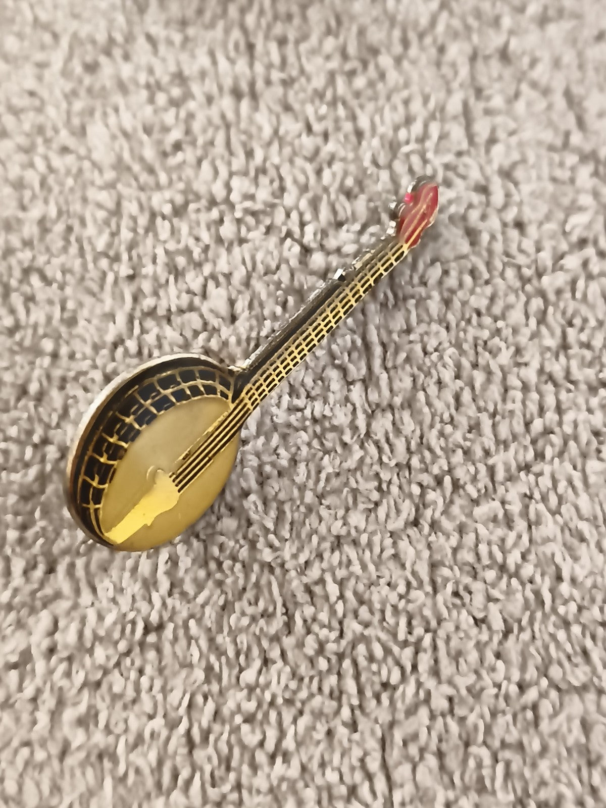 Pin's vintage banjo doré émaillé musique instrument badge rétro (Ref 4)