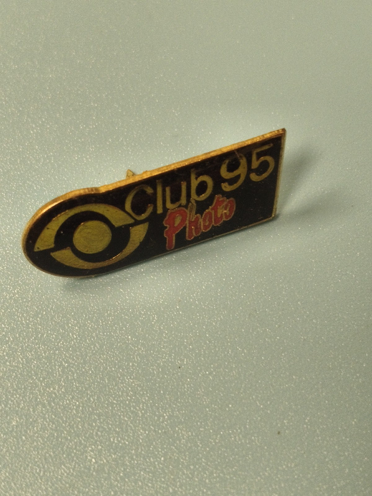 Vintage pin's Club 95 Photo noir jaune collection photographie (Ref 13)