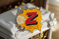 Pin's vintage Z 200e éclat jaune style rétro mode badge magasin