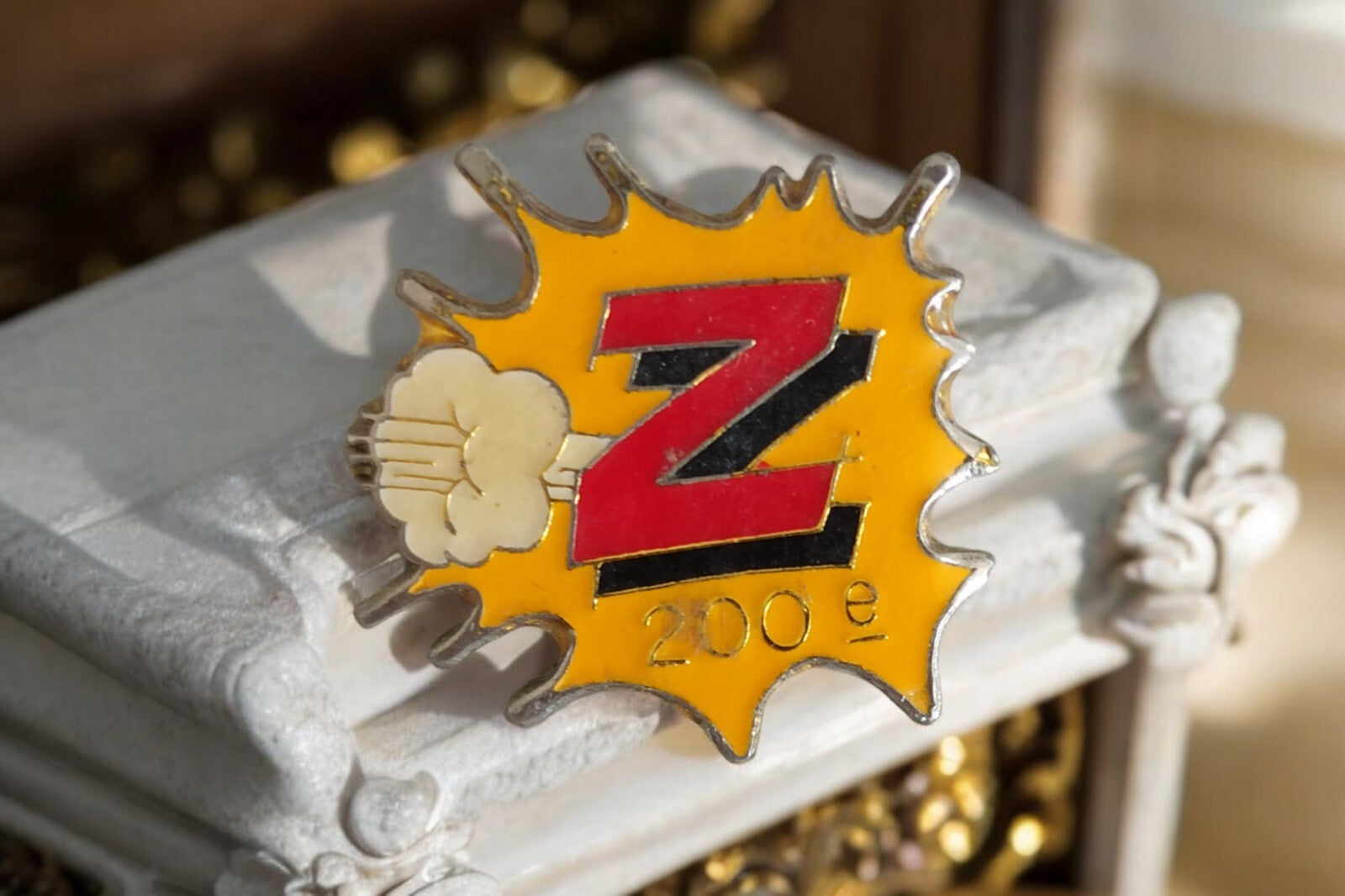 Pin's vintage Z 200e éclat jaune style rétro mode badge magasin