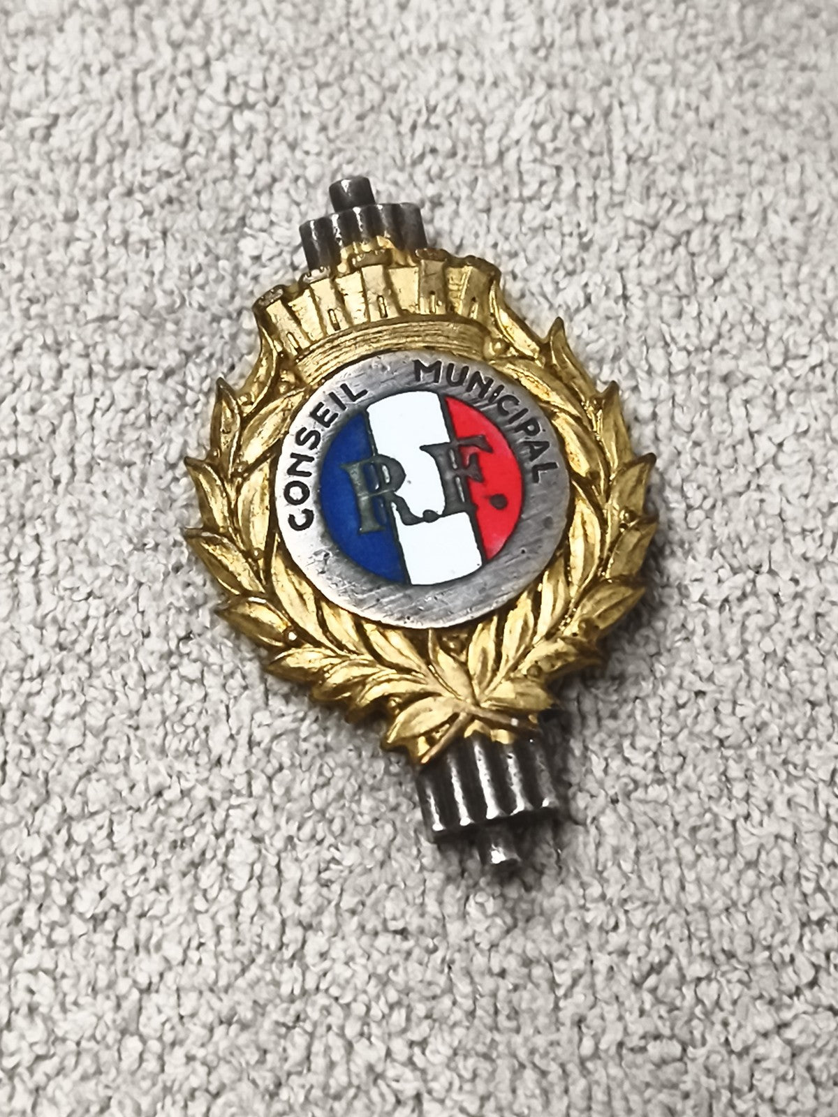 Insigne ancien Conseil Municipal RF tricolore doré, badge République française
