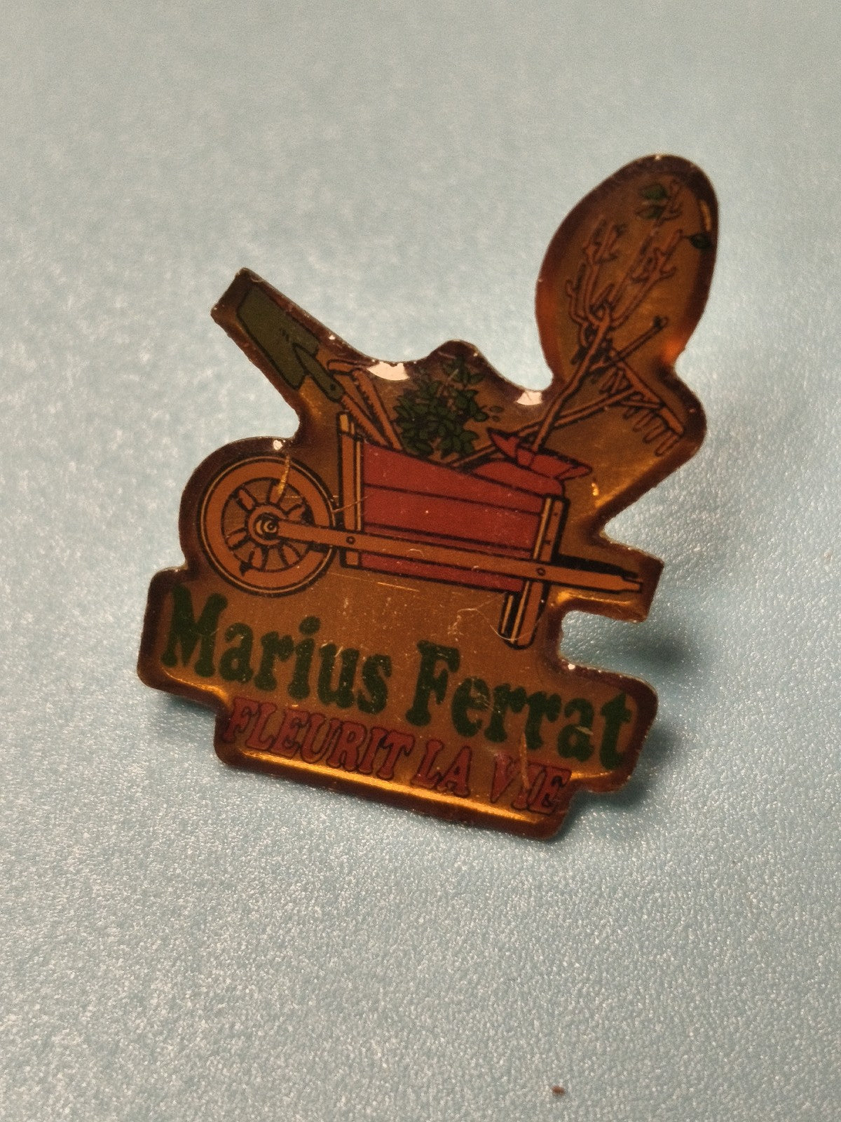 Vintage pin's Marius Ferrat brouette jardin Fleurit la vie ancien collection