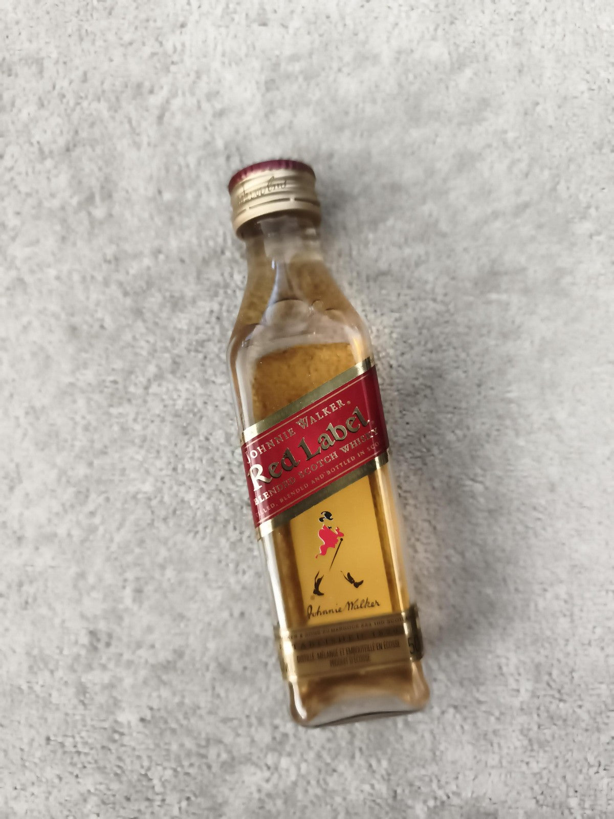 Miniature whisky Johnnie Walker Red Label bouteille partiellement remplie