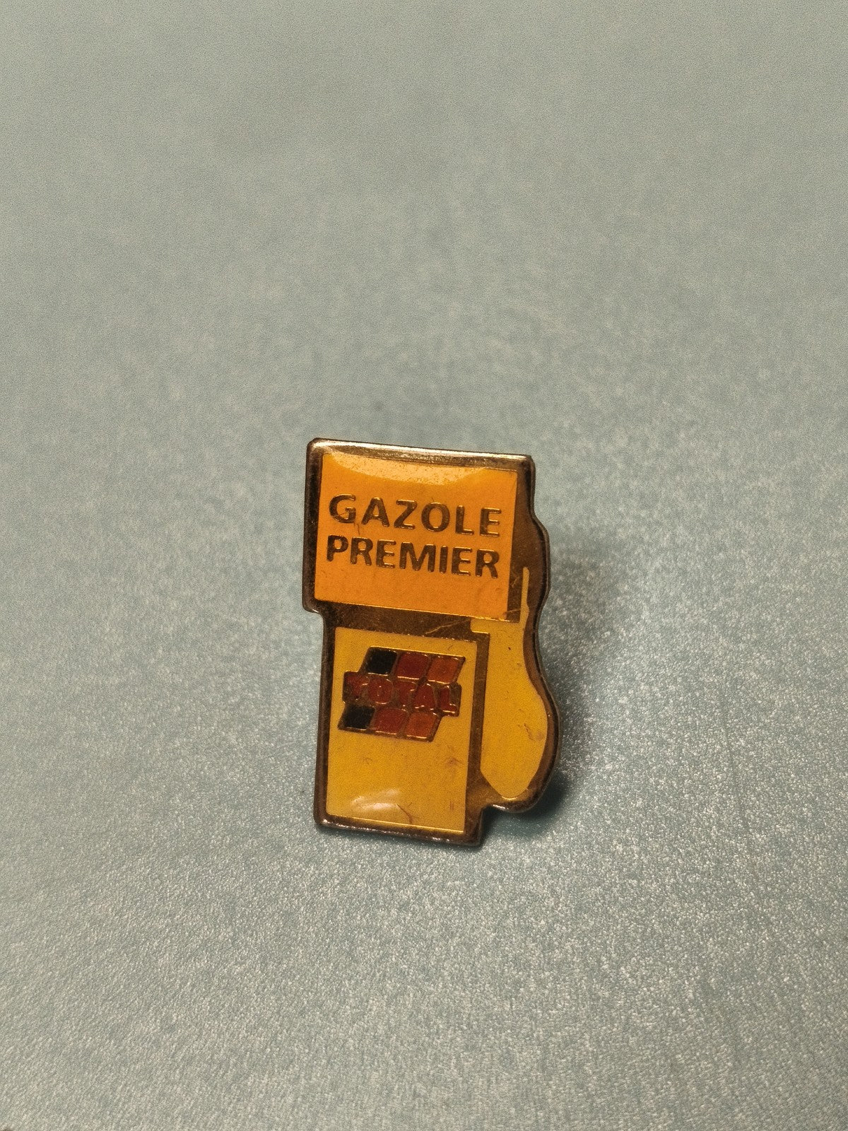 Vintage pin's Total Gazole Premier pompe à essence jaune collection (Ref 14)